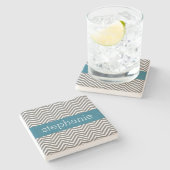 ターコイズとグレーシェブロン名前をカスタムする ストーンコースター (横)