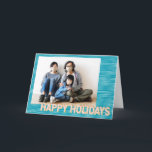 ターコイズとピンクの線のモダン写パーソナライズされた真 シーズンカード<br><div class="desc">Say Happy Holidaysこのおもしろいとトレンディーフォトパーソナライズされたカード、ターコイズブルーの背景と赤面のピンクのタイポグラフィとストライプのスタイルで。</div>