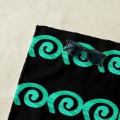 ターコイズと青のらせん状パターンの黒 ビーチタオル (インサイチュ)