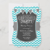 ターコイズのティール(緑がかった色)の黒板のシェブロンの誕生日の招待 招待状 (正面)