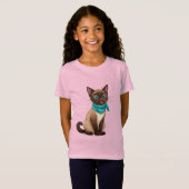 ターコイズのバンダナを着けた愛らしいシャム猫 Tシャツ (正面フル)