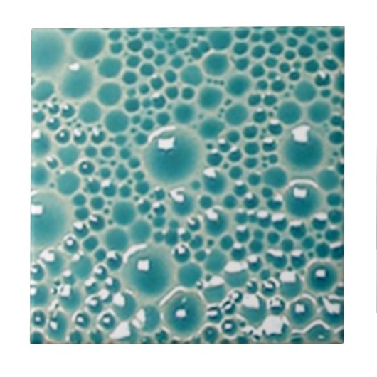 ターコイズの光沢ある装飾タイル(4インチ)で、表面に水泡模様が浮かび上がっている タイル