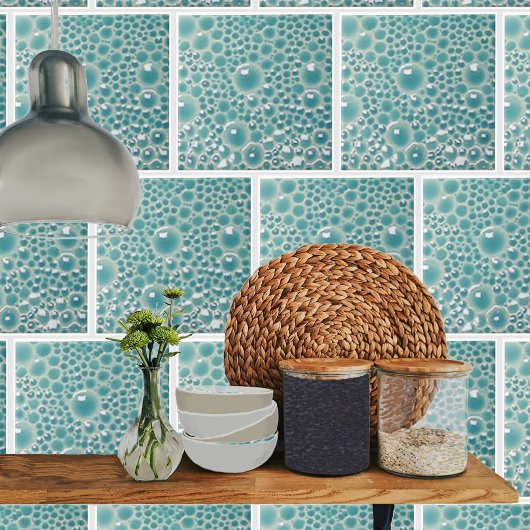 ターコイズの光沢ある装飾タイル(4インチ)で、表面に水泡模様が浮かび上がっている タイル
