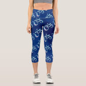 ターコイズの大理石模様のオム記号が散りばめられたモノクロのタイダイ カプリレギンス (正面)