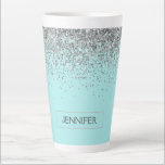 ターコイズアクアブルーシルバーグリッターガーリーモノグラム名前 カフェラテマグ<br><div class="desc">ターコイズアクアブルー&シルバーのフェイクスパークルグリッタースクリプトモノグラムネームラテコーヒーカップマグ。 この美しいマグカップは、スイート16の誕生日、結婚式、ブライダルシャワー、結婚記念日、ベビーシャワー、またはバチェロレッテパーティーのギフトとして、誰が喜ぶ、豪華で洗練されたスタイルが好きな人へのプレゼントに最適です。</div>