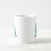 ターコイズカラーの文字A 青いユーカリの花輪 コーヒーマグカップ (中央)