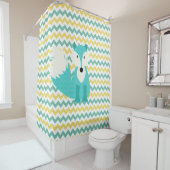 ターコイズキツネオンティール（緑がかった色）とイエローシェブロンストライプ シャワーカーテン (インサイチュ)
