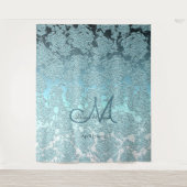 ターコイズグリーンの洗練されたモノグラム ウェディング フォトブース タペストリー (正面)