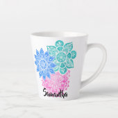 ターコイズグリーンブルーピンクカラフルフローラマンダラ カフェラテマグ (右)