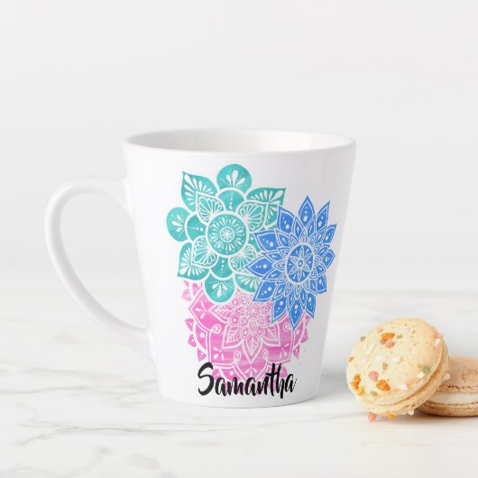 ターコイズグリーンブルーピンクカラフルフローラマンダラ カフェラテマグ (インサイチュ)
