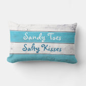ターコイズサンディは塩辛いキスの屋外の枕をつま先で触ます ランバークッション (正面)