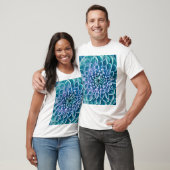 ターコイズダリアフラワーマクロの背景 Tシャツ (ユニセックス)