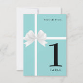 ターコイズティール（緑がかった色）ブルー&ホワイトボウテーブル番号 招待状 (正面)