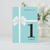 ターコイズティール（緑がかった色）ブルー&ホワイトボウテーブル番号 招待状 (スタンド正面)