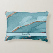 ターコイズパーソナライズされたティール(緑がかった色)金ゴールドマーブルゲート アクセントクッション (裏面)