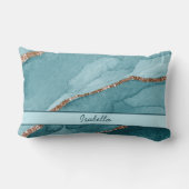 ターコイズパーソナライズされたティール(緑がかった色)金ゴールドマーブルゲート ランバークッション (裏面)