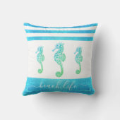 ターコイズブルーのオンブル3匹のタツノオトシゴ ビーチライフ スクリプト クッション (裏面)