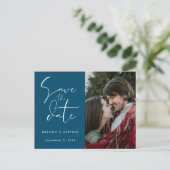ターコイズブルーのカリグラフィーで「Save the Date」 ウェディングフォト インビテーションポストカード (スタンド正面)