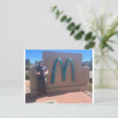 ターコイズブルーのマクドナルド「M」サイン ポストカード (スタンド正面)