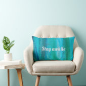 ターコイズブルーの抽象柄に"Stay Awhile"の名言 ランバークッション (椅子)