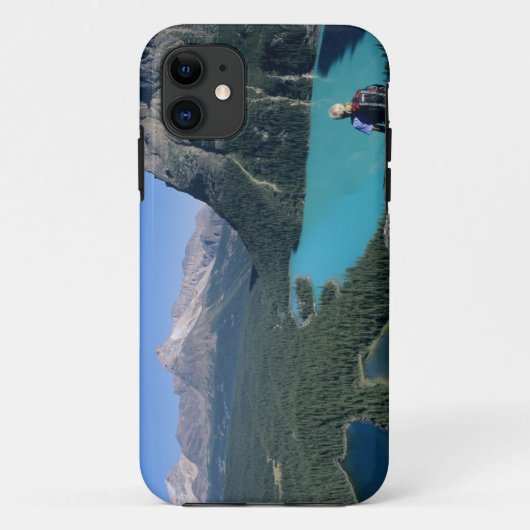 ターコイズブルーの湖を見下ろすハイカー Case-Mate iPhoneケース (裏面)