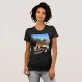 ターコイズブルーの空と茶色のポニー Tシャツ (正面フル)