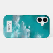 ターコイズブルーの空に浮かぶ白雲 iPhone 16ケース (裏面横)