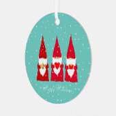 ターコイズブルーの背景にいる3人のクリスマスノーム メタルオーナメント (正面左)