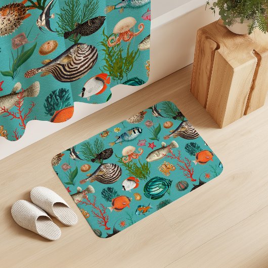 ターコイズブルーの背景に色とりどりの魚が泳ぐオセアニア バスマット