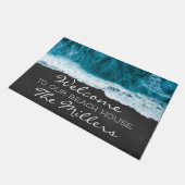 ターコイズブルーアンドブラック海ビーチハウスファミリー ドアマット (アングル)