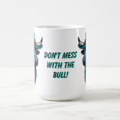 ターコイズ帽子とスカーフ付きカウボーイパターン（の模様が）あるブル コーヒーマグカップ (中央)