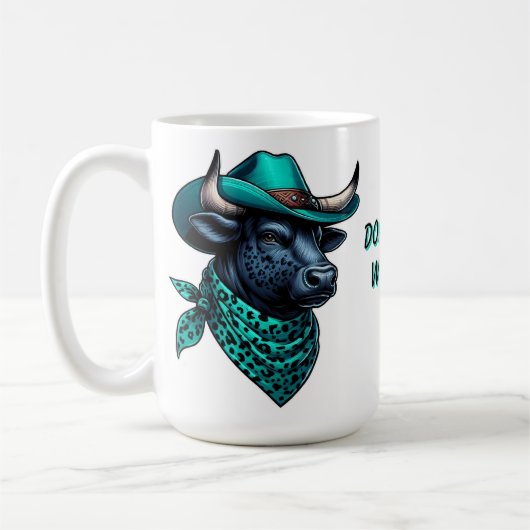 ターコイズ帽子とスカーフ付きカウボーイパターン(の模様が)あるブル コーヒーマグカップ (左)