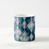 ターコイズ幾何学的菱形シームレスパターン コーヒーマグカップ (中央)