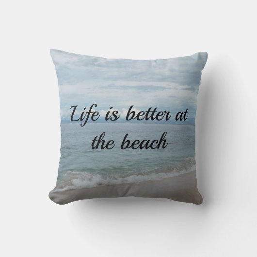 ターコイズ海、砂ビーチ付き文字 クッション (正面)