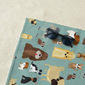 ターコイズ背景犬パターン ビーチタオル (インサイチュ)