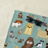 ターコイズ背景犬パターン ビーチタオル (インサイチュ)