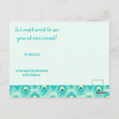 ターコイズ色の孔雀の羽根を使った結婚式の日時を知らせるカード ポストカード (裏面)