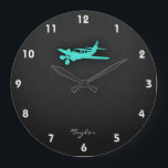 ターコイズ; 青緑の小さい飛行機 ラージ壁時計<br><div class="desc">、クールのターコイズお洒落; 青緑の黒く、ダークグレーの織り目加工の背景の小さいプロペラの飛行機。  飛ぶことを愛する支柱の飛行機のパイロットのための素晴らしいギフト!  それを個人化するためにあなたの名前か文字を加えて下さい! この項目および©のグラフィックFactory.comで使用されるイメージは認可されます</div>