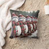 タータンチェックのマフラーを巻いた雪だるまの列 クッション (ブランケット)