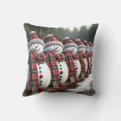 タータンチェックのマフラーを巻いた雪だるまの列 クッション (裏面)