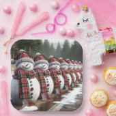 タータンチェックのマフラーを巻いた雪だるまの列 ペーパープレート (パーティー)