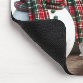 タータンチェックのマフラーを巻いた雪だるまの列 マウスパッド (コーナー)