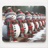 タータンチェックのマフラーを巻いた雪だるまの列 マウスパッド (正面)