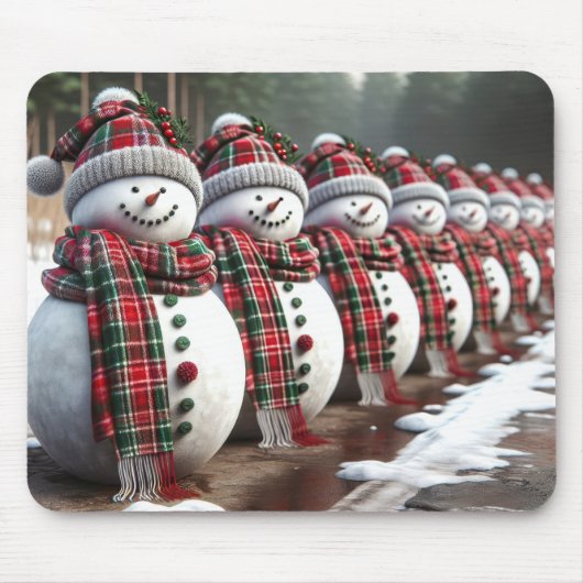 タータンチェックのマフラーを巻いた雪だるまの列 マウスパッド (正面)
