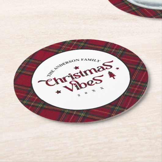 タータンチェックの宝物:レトロクリスマスビベス ラウンドペーパーコースター (アングル)