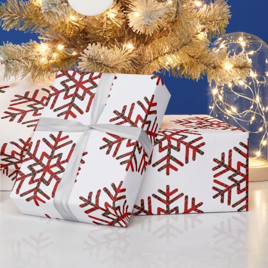 タータンチェックの赤いパターンの雪片 ラッピングペーパー (クリスマス)