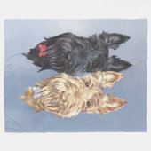 タータン上の黒と小麦色のスコティー フリースブランケット (正面(横))