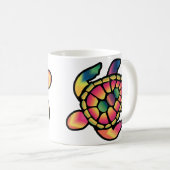 ターテカラフルル染料：鮮やか絞り染めの亀 コーヒーマグカップ (正面右)