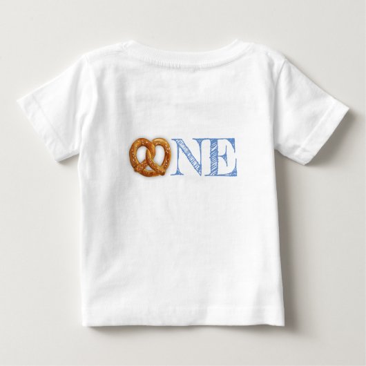 ターニングワンオクトーバーフェストプレッツェル誕生日 ベビーTシャツ (裏面)