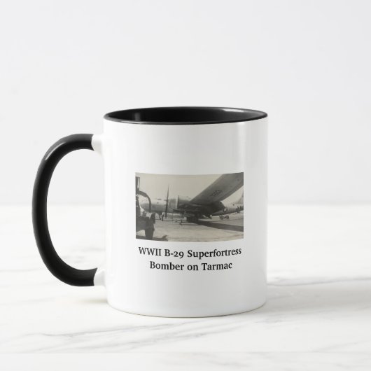 ターマック上のWWII B-29爆撃機写真コーヒーマグ マグカップ (左)
